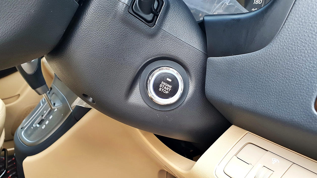 HYUNDAI H-1 ELITE 2018 [ ประตูไฟฟ้า + เบาะ vip + ท้าย 60:40 + คอนโซลทีวี 24 นิ้ว ] { บ1326 }