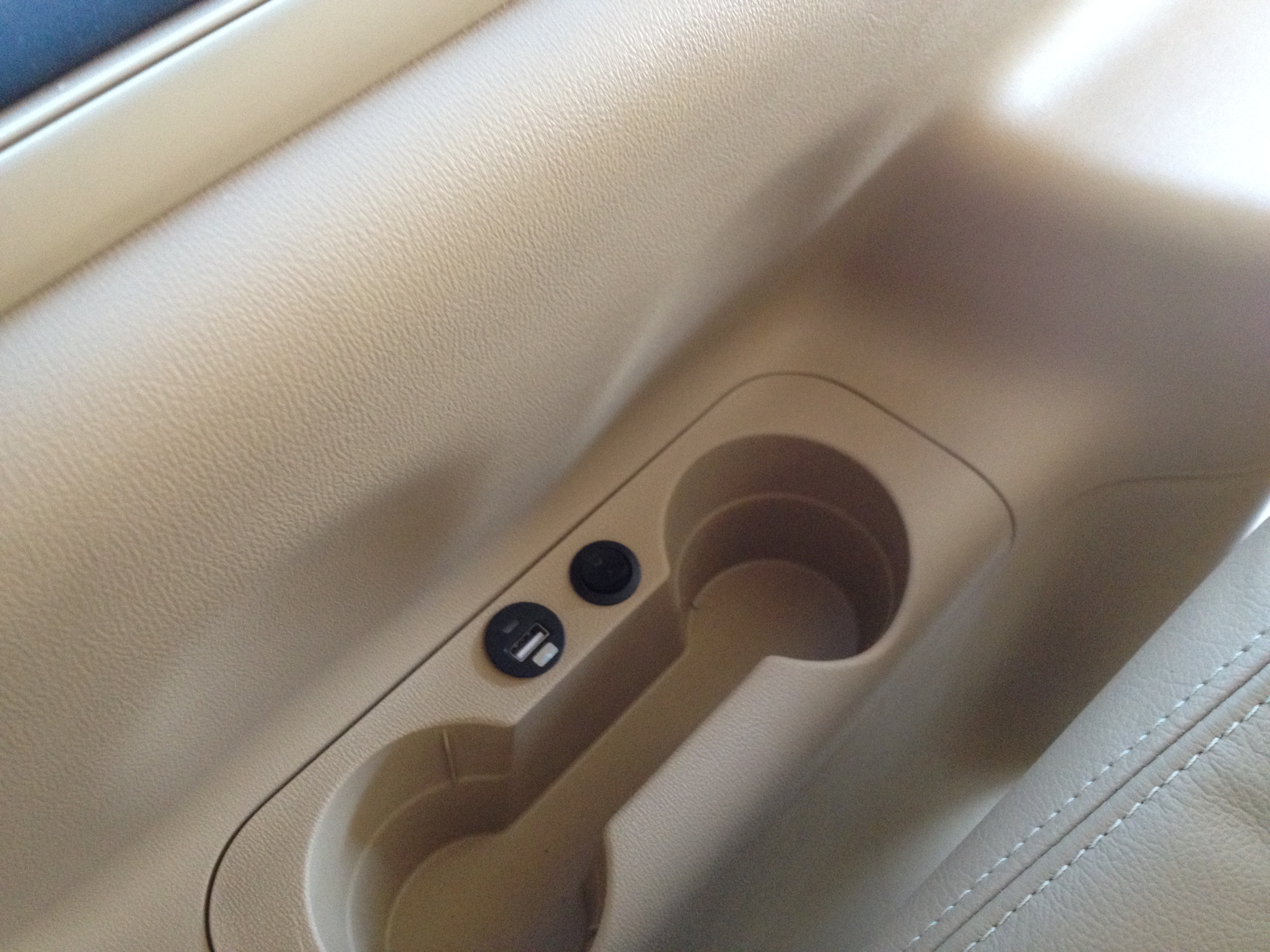 HYUNDAI H-1 DELUXE [ ประตูไฟฟ้า ซ้าย + ประตูดูด ขวา + usb 2 port + mini usb build-in ]- {ช-6349}