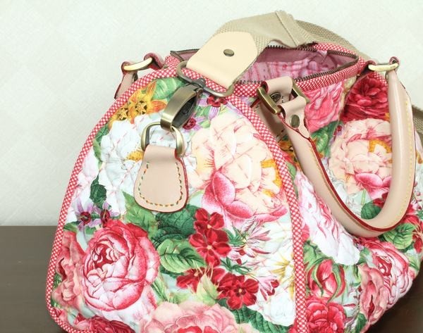 QLT-005 กระเป๋าควิลท์เอนกประสงค์ สำหรับใส่ของสำหรับคุณผู้หญิง ลายดอกกุหลาบใหญ่โทนแดง