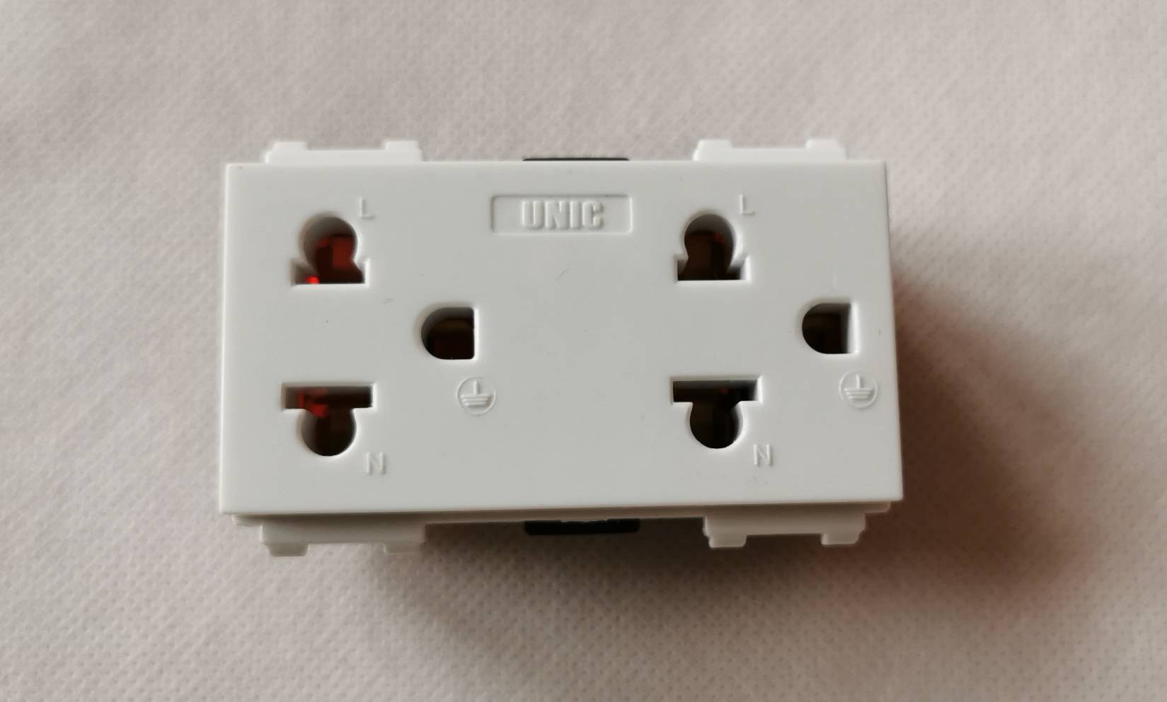 ปลั๊กกราวด์คู่ รุ่น F202 16A 250V แบบขันสกรู