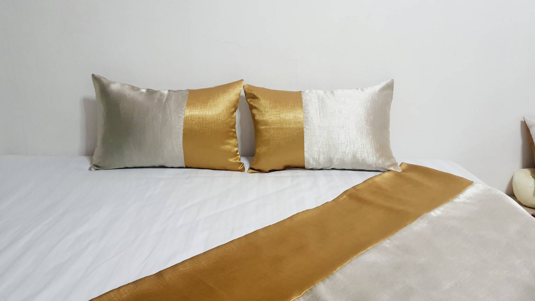หมอนอิง และผ้าคาดเตียง แบรนด์ Nan Tha Ga (นันทกา) Collection : Anniversary 13y LUXURY สี Champagne gold