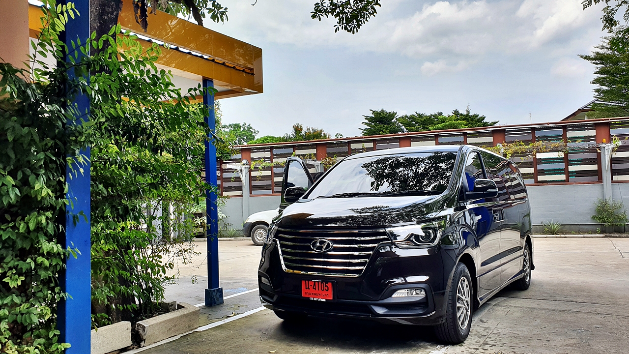 HYUNDAI H-1 ELITE 2018 [ ประตูไฟฟ้า + เบาะ vip + ท้าย 60:40 + คอนโซลทีวี32 นิ้ว ] { น4105 }