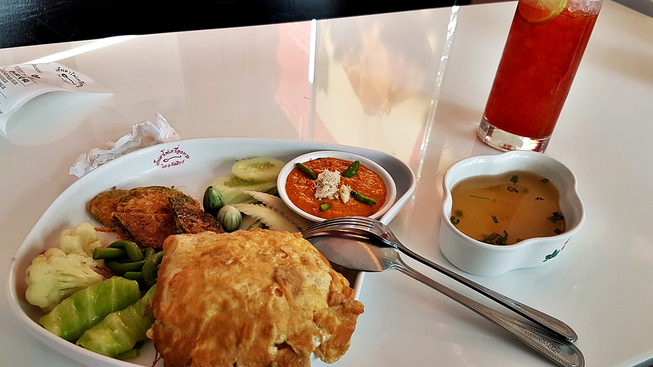 HYUNDAI H-1 DELUXE รถคุณเดี่ยว สุริยน [ เบาะ + คอนโซล +ไฟ oem หน้าหลัง led + จอเพดาน + ชุดแต่ง ] - ฮม1982