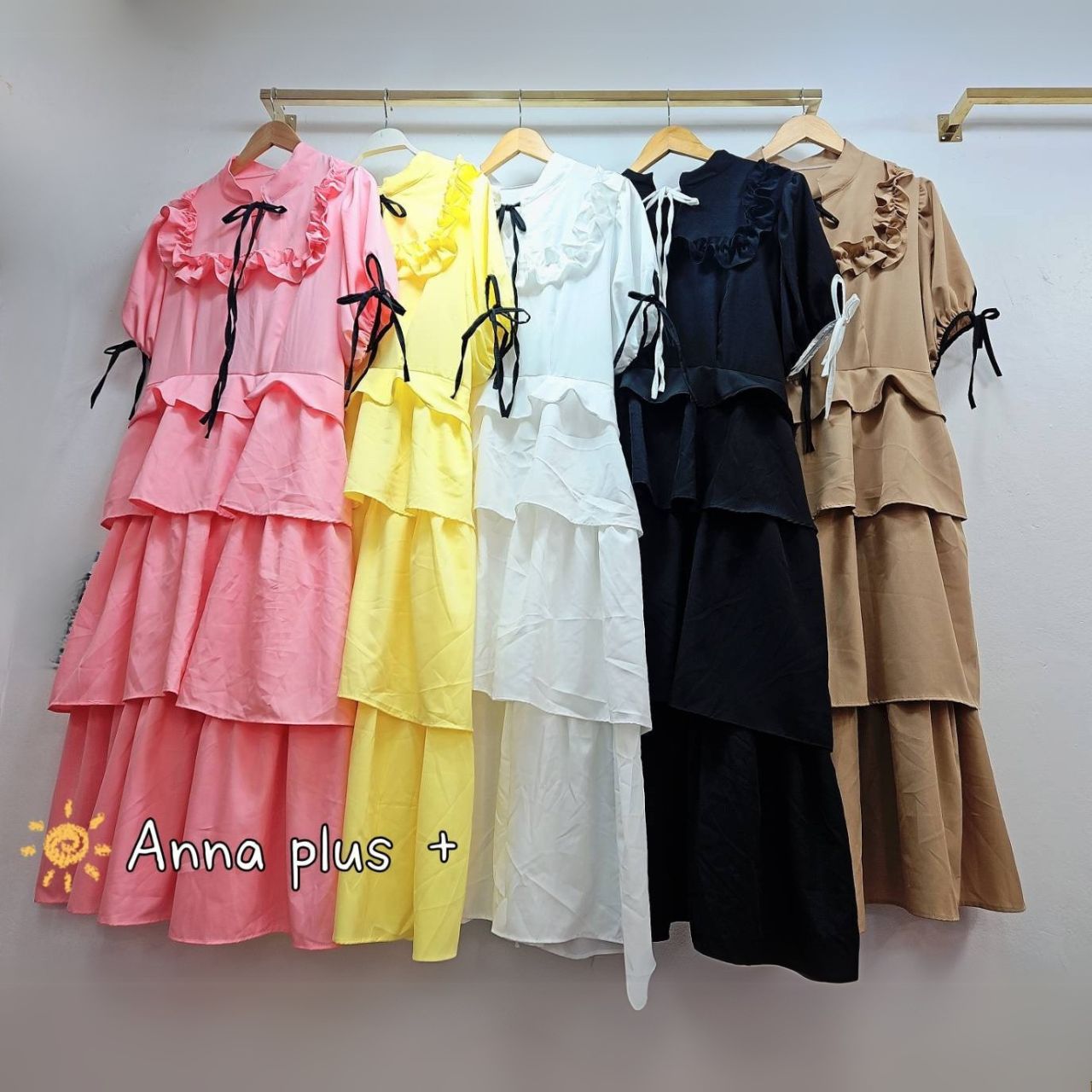 A153 แม็กซี่เดรส สาวอวบ คอแต่งโบว์ ชายกระโปรงซ้อนชั้น ชมพู เหลือง น้ำตาล ขาว ดำ อก 40-50นิ้ว