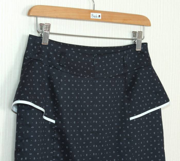 SK-244 กระโปรงแฟชั่น&ทำงาน ทรงสอบแต่งระบาย ผ้าคอตตอนญี่ปุ่นพื้นน้ำเงินเข้มพิมพ์ลายลูกน้ำเล็กๆ