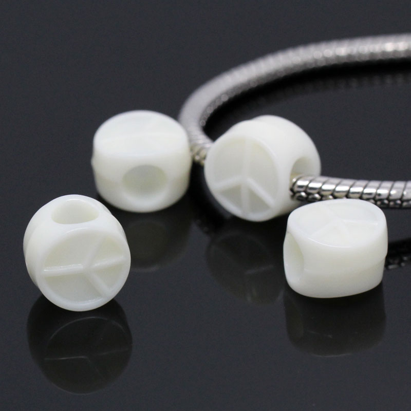 ลูกปัดอะครีลิคยุโรปรูใหญ่เม็ดกลม สีงาช้าง สลักสัญลักษณ์แห่งความสงบ ขนาด 11mm x 9mm มม. แพ็ค 96 เม็ด