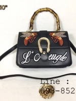 กระเป๋าถือ ปักลายผึ้ง ขนาด 10 นิ้ว มีสายสะพาย