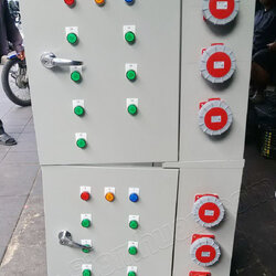 ตู้ไซด์ ตู้ไฟปลั๊กเพาเวอร์ กันน้ำมีหลังคา ตู้ไฟพร้อมหัวจ่ายไฟ แบบ ปลั๊กพาวเวอร์สำหรับใช้ในพื้นที่ใช้งาน เช่น ไซต์งาน + ตู้เมนเบรคเกอร์ (อุปกรณ์อื่นๆ LED Pilot Lamp (PNC), WALL MOUNTING CABINET (KJL), MCCB (MITSUBISHI), POWER PLUG AND SOCKET (HACO)