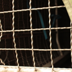 ตาข่ายสานตาสี่เหลี่ยมทำจากลวดเหล็กชุบสังกะสีสำหรับกั้นช่องลม กั้นกะบะรถ