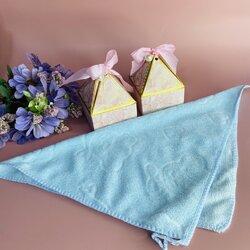 ผ้าขนหนูนาโนคละสี 29x29 ใส่กล่องใส่ของชำร่วยทรงพีระมิด สูง8x7cm ริบบิ้นประดับไข่มุกมีเพชร