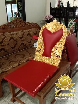 อาสนะสีแดงลายดอกบัวบาน