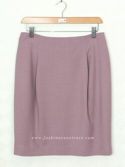 SK-369 กระโปรงทรงสอบ ผ้า Rose Skin สีม่วงกะปิ ด้านหน้ากระโปรงจับจีบทวิช ดีไซน์เรียบหรู
