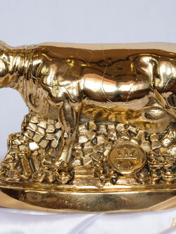 รูปปั้นวัวมงคล