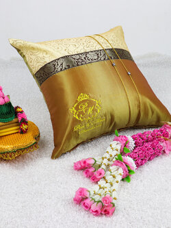 หมอนรับไหว้ปักโลโก้บ่าวสาว สีทอง