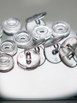 กระดุมแป๊กพลาสติก ST สีใส