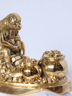 รูปปั้นลิงมงคล