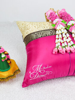 หมอนรับไหว้ปักโลโก้บ่าวสาว สีชมพูบานเย็น