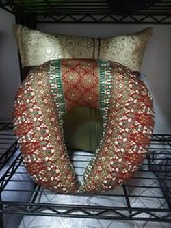 หมอนรองคอลายไทย