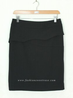SK-368 กระโปรงทรงสอบ ผ้า Rose Skin สีดำ ด้านหน้ากระโปรงออกแบบตัดต่อมีชิ้นแต่งด้านหน้า