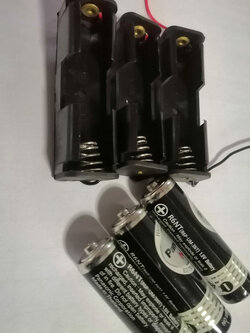 รางถ่านขนาด AA3อันพร้อมถ่านไฟฉายAAจำนวน 3 ก้อน