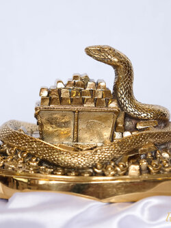 รูปปั้นงูมงคล