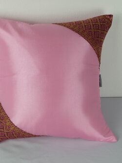 หมอนรับไหว้บ่าวสาว สีชมพูอ่อนลายไทย