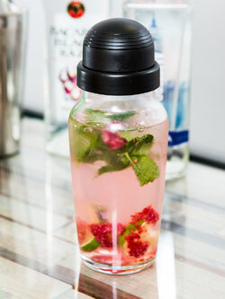 Shaker with Black Lid 19.75 oz./ 585 ml (LB-13230520)