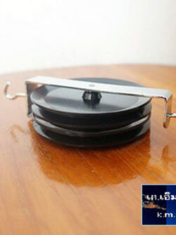 รอกคู่แนวขนานกรอบโลหะสีดำ