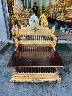 ธรรมาส์นไม้สัก