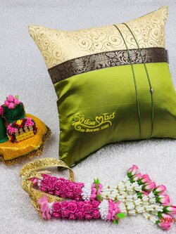 หมอนรับไหว้ปักโลโก้บ่าวสาว สีเขียว