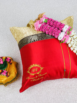 หมอนรับไหว้ปักโลโก้บ่าวสาว สีแดงสด