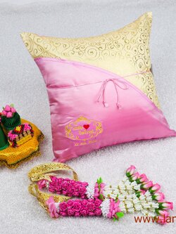 หมอนรับไหว้ปักโลโก้บ่าวสาว สีชมพูอ่อน