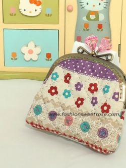 QLT-015 กระเป๋าปิ๊กแป๊กหัวเพขรแบบ 1 ช่อง ใส่เหรียญและธนบัตร ผ้าลายกระดุมและดอกไม้เล็กๆแนววินเทจ