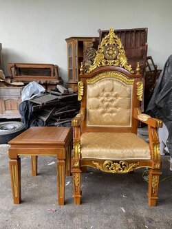 เก้าอี้หลุยส์สีทองพร้อมโต๊ะข้าง