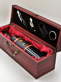 กล่องใส่ไวน์ 1 ขวด พร้อมอุปกรณ์ 4 ชิ้น (ไม่รวมไวน์)