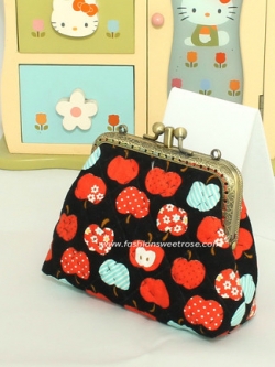 QLT-017 กระเป๋าปิ๊กแป๊กแบบ 2 ช่อง ใส่เหรียญและธนบัตร ผ้าลายลูกแอปเปิ้ลแดงพื้นดำ