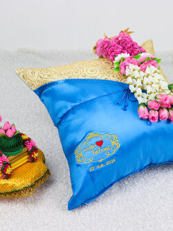 หมอนรับไหว้ปักโลโก้บ่าวสาว สีฟ้า