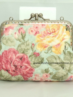 QLT-013 กระเป๋าปิ๊กแป๊กแบบ 2 ช่อง ใส่เหรียญและธนบัตร ผ้าลายดอกกุหลาบดอกใหญ่โทนพาสเทล