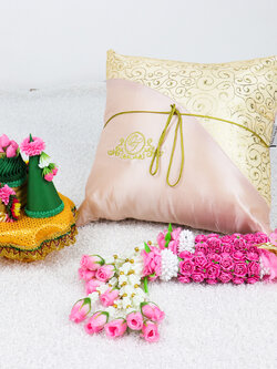 หมอนรับไหว้ปักโลโก้บ่าวสาว สีครีม