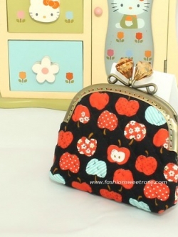 QLT-016 กระเป๋าปิ๊กแป๊กหัวเพขรแบบ 1 ช่อง ใส่เหรียญและธนบัตร ผ้าลายลูกแอปเปิ้ลแดงพื้นดำ