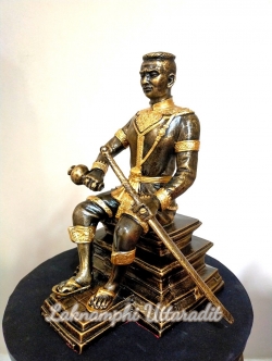 สมเด็จพระนเรศวรมหาราชแร่เหล็กน้ำพี้ ฐาน 6 นิ้ว