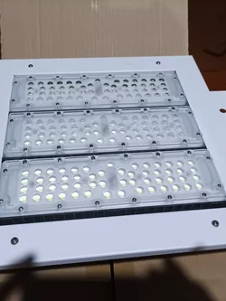 ไฟ LED ติดเพดานปั๊มน้ำมัน อลูมิเนียม IP65 100วัตต์ จำนวน 1 โคม