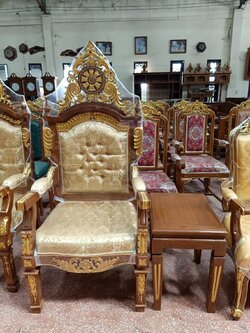 เก้าอี้หลุยส์พร้อมโต๊ะเคียง