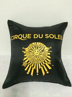 หมอนอิงสีดำสกรีนโลโก้ สีเหลือง