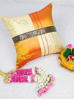 หมอนรับไหว้ปักโลโก้บ่าวสาว สีส้ม