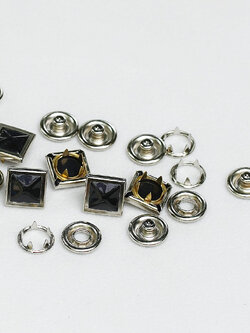 กระดุมแป๊ก มุกสี่เหลี่ยม ขนาดกระดุม 12 มิลลิเมตร เนื้อทองเหลืองแท้ ไม่เป็นสนิม สีดำ 10 ชุด (40ชิ้น)