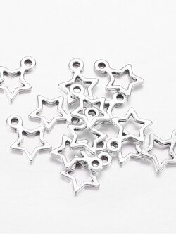 จีั้ รูปดาว สีเงิน Lead Free and Cadmium Free ขนาดยาวประมาณ 14 มม. กว้าง 10 มม. หนา 2 มม. รู 1.5 มม. แพ็ค 50 ชิ้น