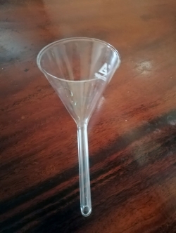 กรวยกรองแก้วกานยาว เส้นผ่าศูนย์ 90 mm.