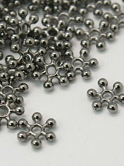 ลูกปัดคั่นอัลลอยด์ 1 รู รูปสโนว์เฟลกสีดำขนาด 8x2.5mm, Hole: 1.5mm แพ็ค 100 ชิ้น