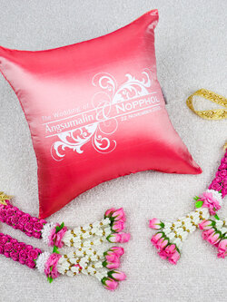 หมอนรับไหว้สกรีนโลโก้บ่าวสาว สีโรส